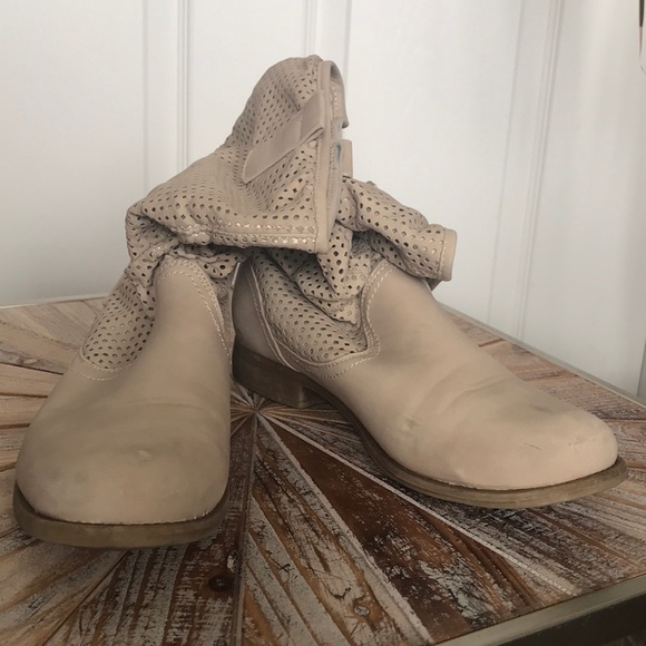 Used CGM Size 10 Cream Laser Cut Detailed Booties - Picture 5 of 8
